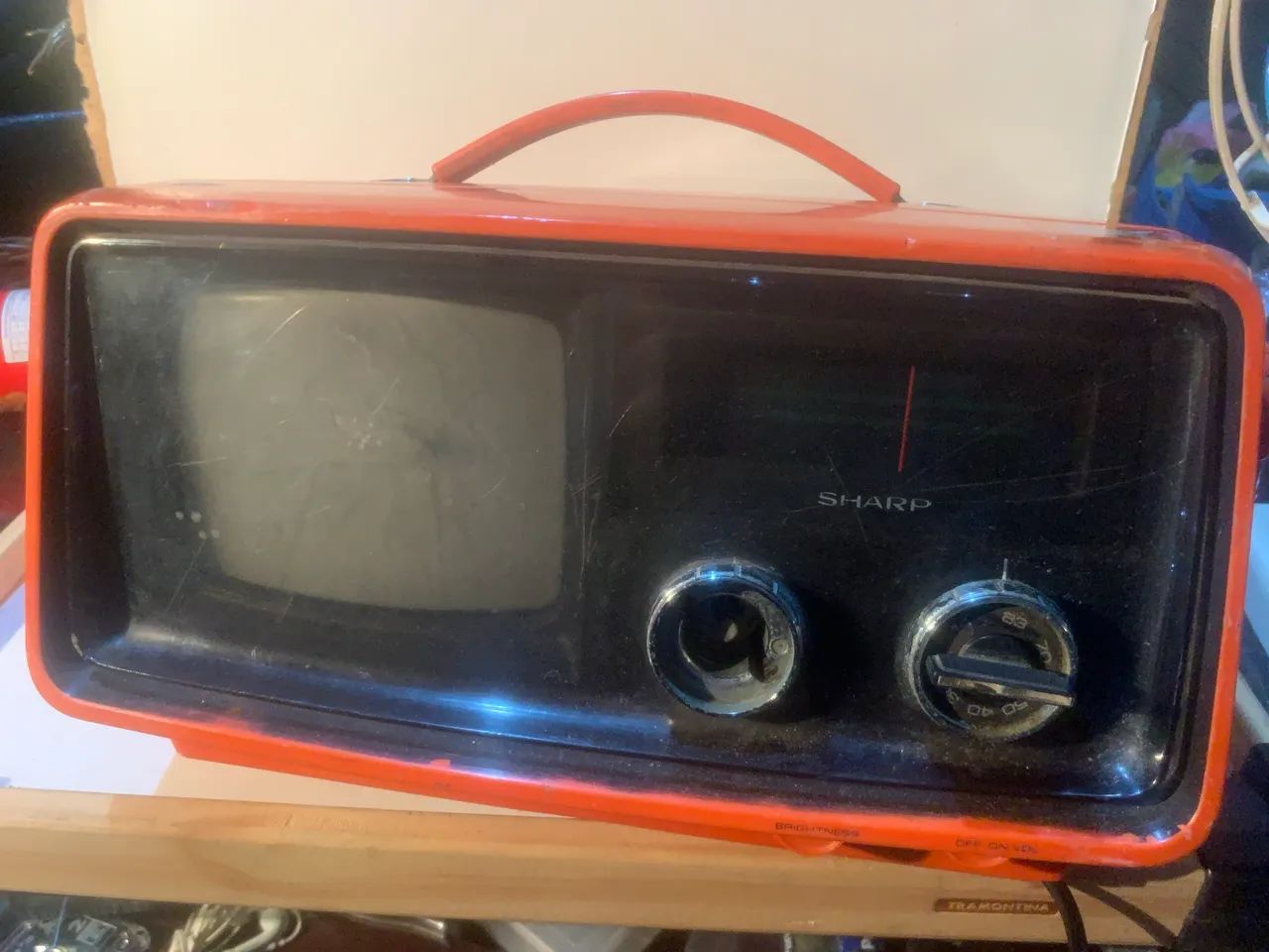 televisão Sharp portátil de estilo vintage com uma carcaça laranja vibrante. - Foto 5