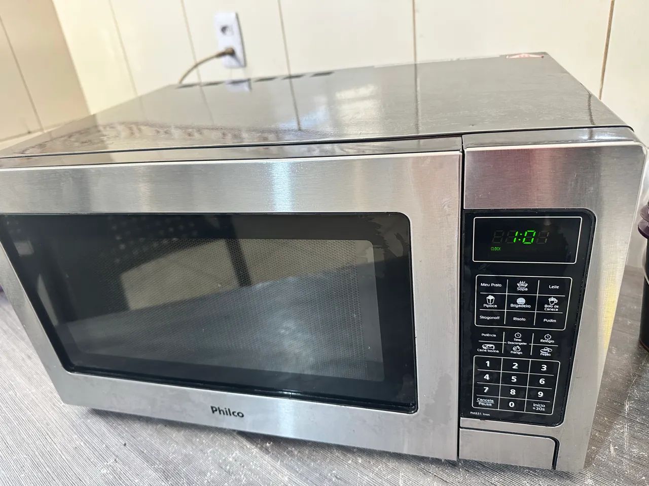 Microondas Philco preto com inox 32L