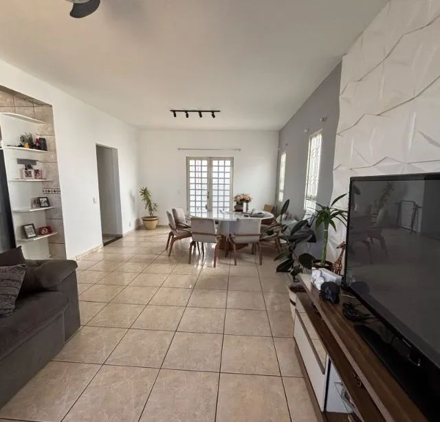Casa ampla com 3 dormitórios, sala acoplada e garagem coberta - Foto 3