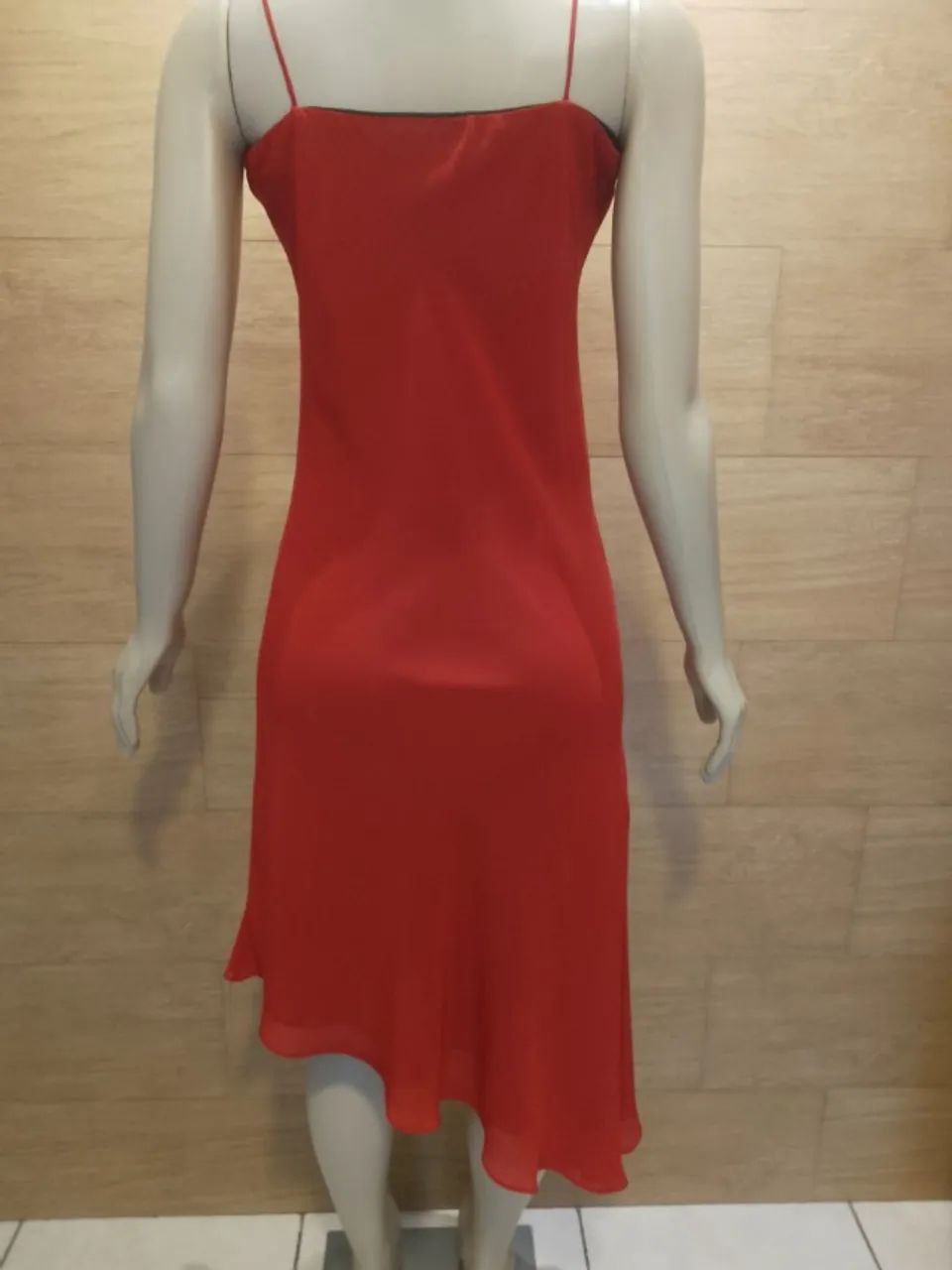 Vestido midi assimétrico vermelho vivo - Foto 4
