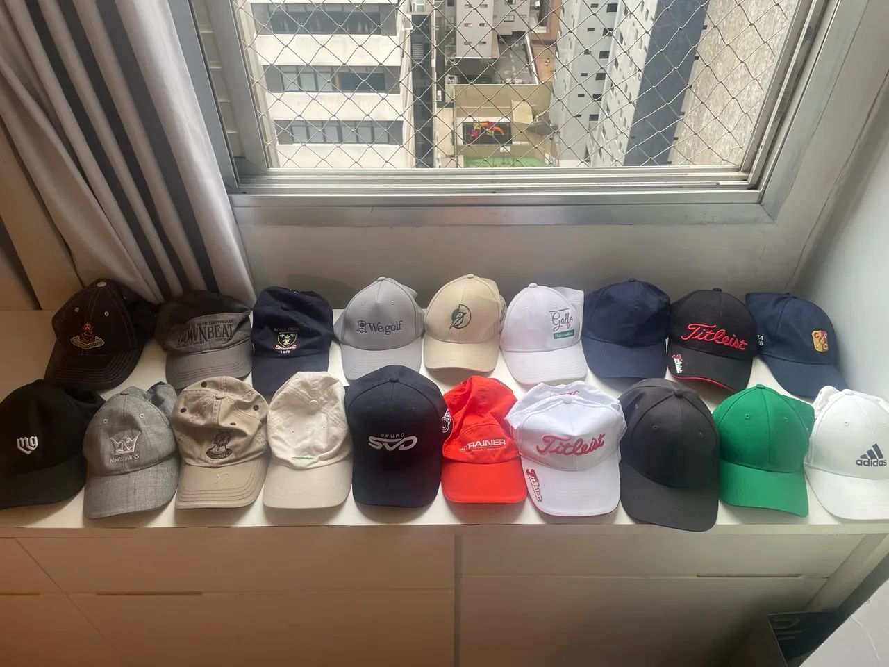 25 bonés variados