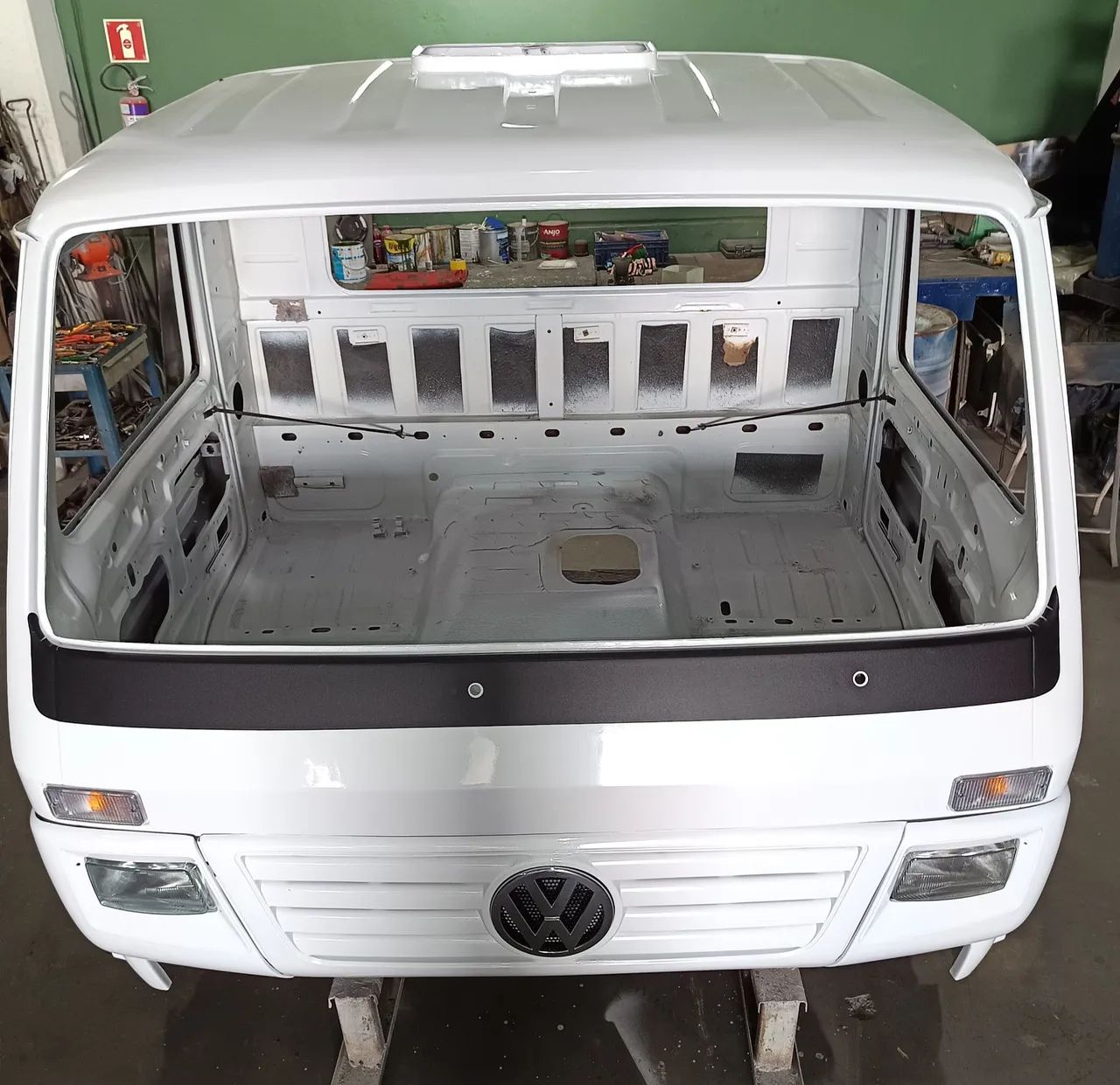 CABINA VOLKS 8.150 ANO 2008