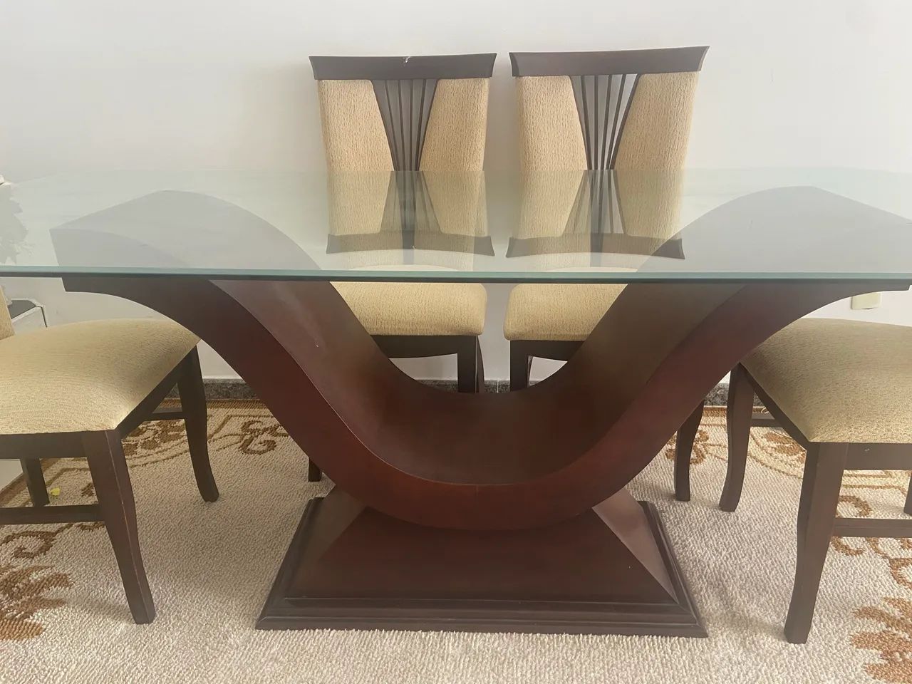 Mesa em madeira com tampo de vidro 