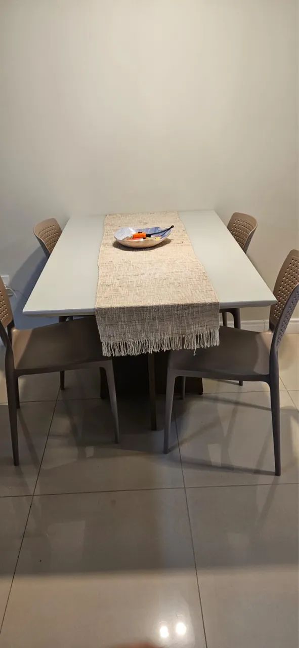 Mesa branca 4 lugares com Tampo de Vidro