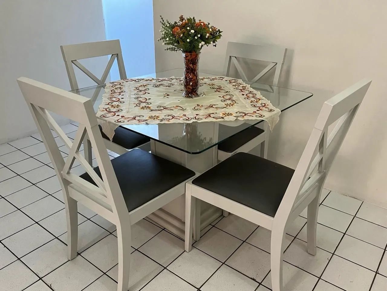 Mesa de madeira com tampo de vidro - Foto 3