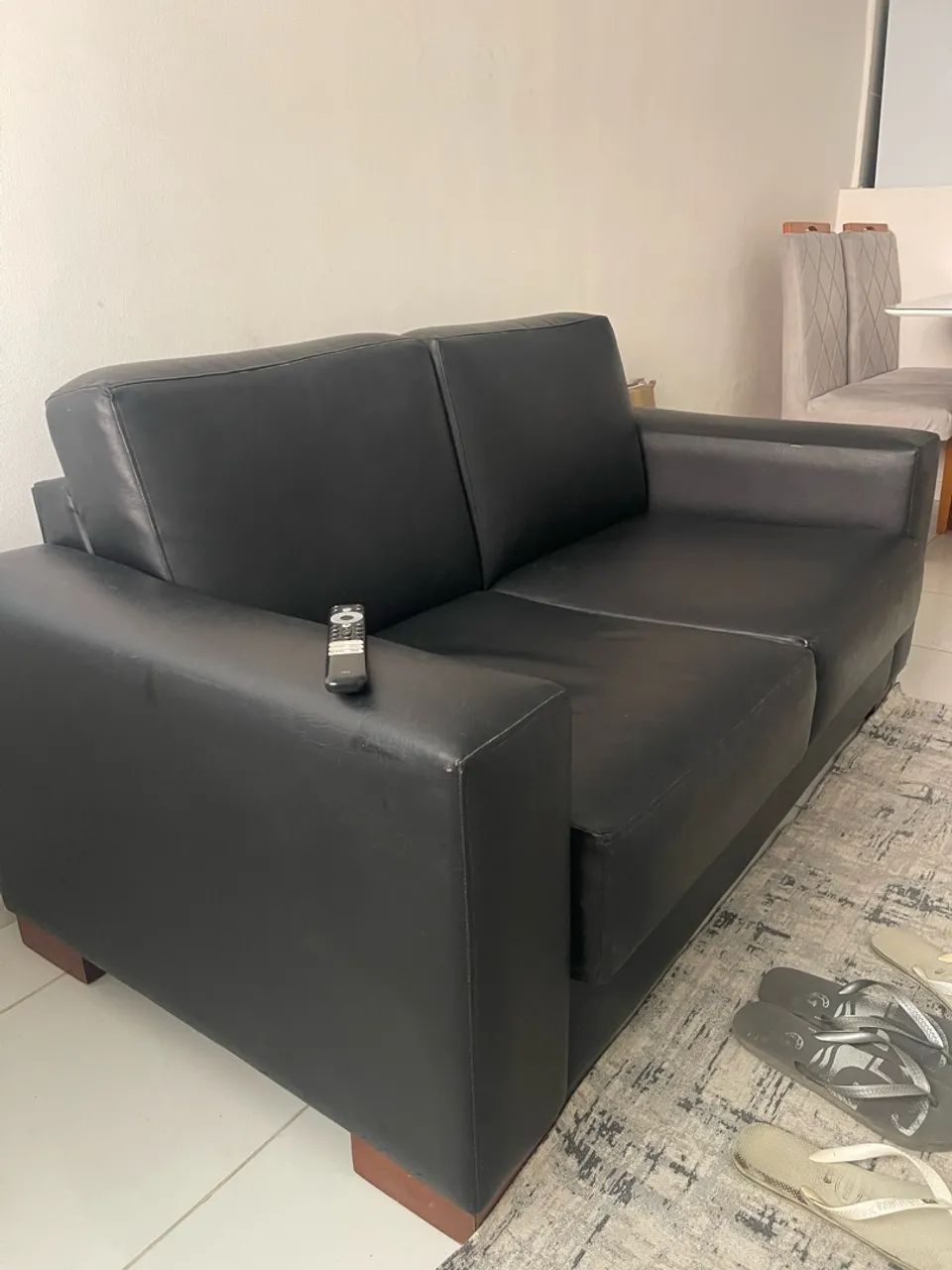 Sofá de couro sintético 