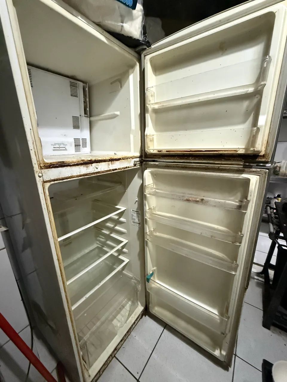 VENDE-SE GELADEIRA COM DEFEITO - Foto 2