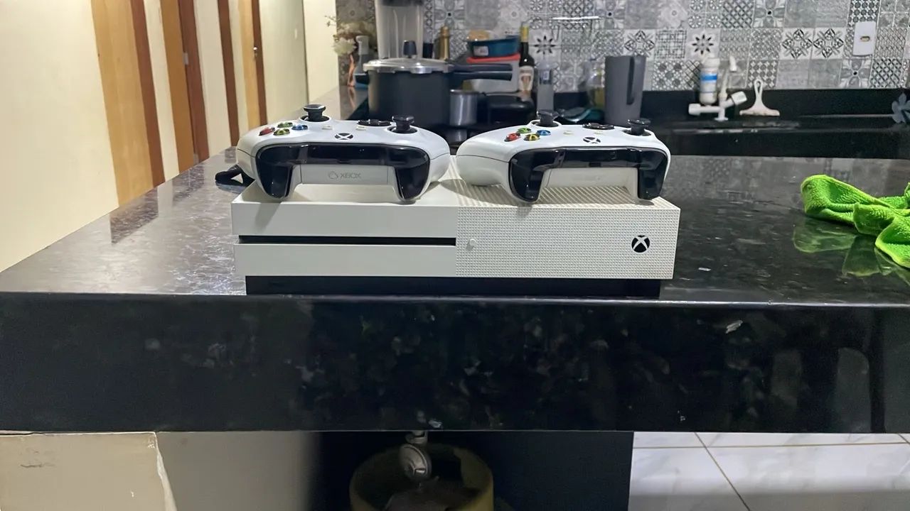 Vendo Xbox One S de 1TB, funcionando perfeitamente e muito bem conservado.