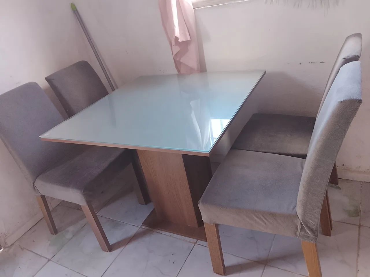 Mesa com quatro cadeiras 