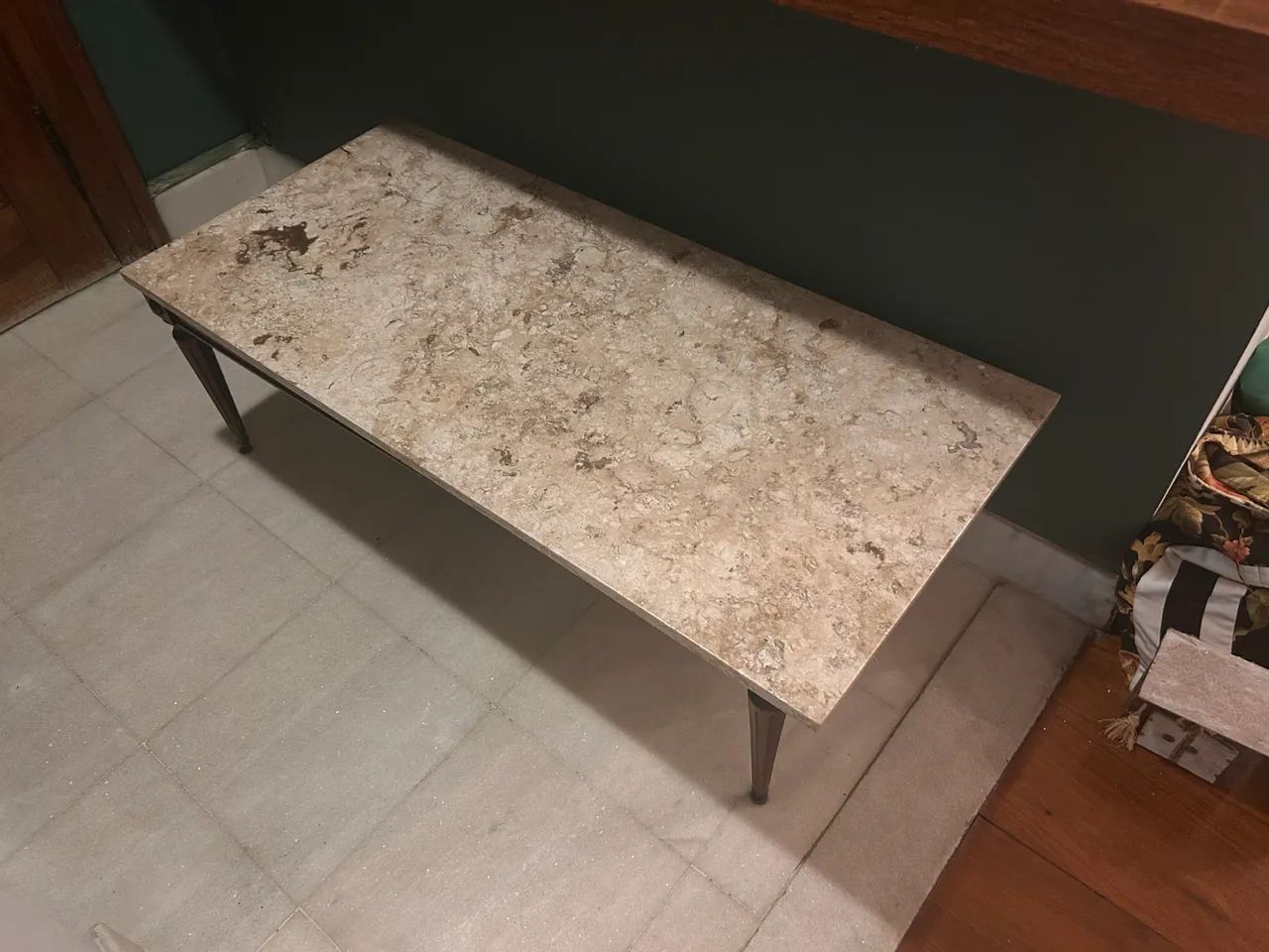 Mesa de centro tampo marmore, base madeira