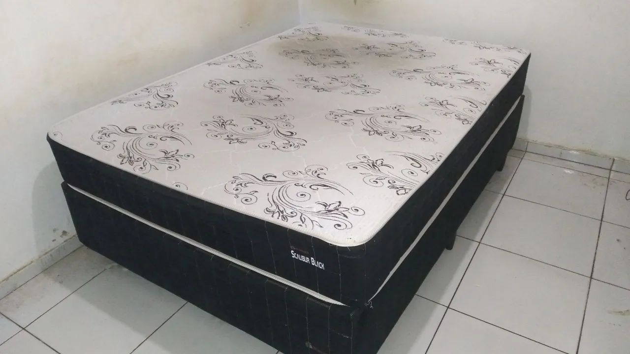 Cama de Casal com Colchão - Com Mancha no Local de Uso