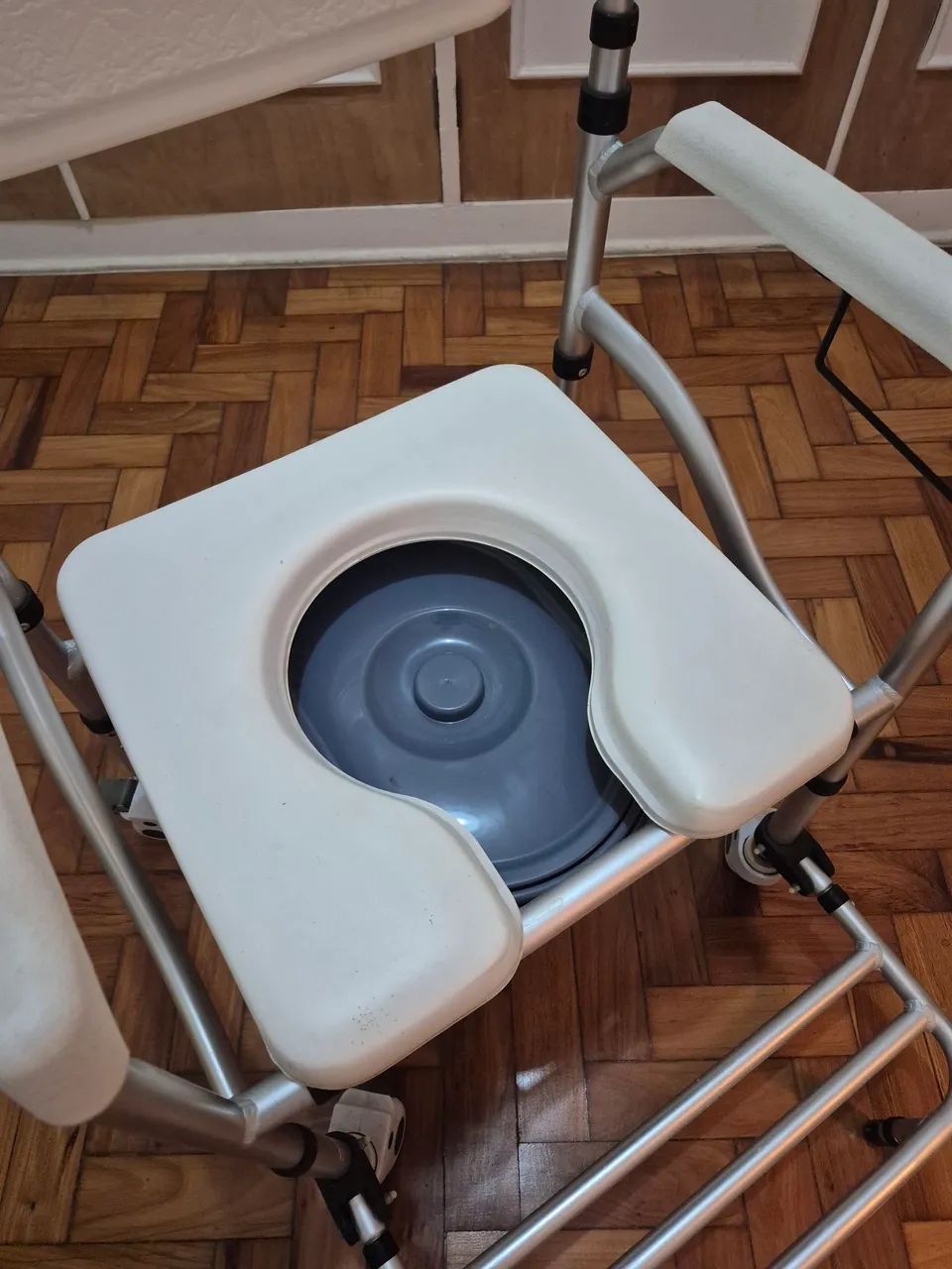 Cadeira de Banho Desmontável em Alumínio para 110 kg Verona modelo - Praxis - Foto 2