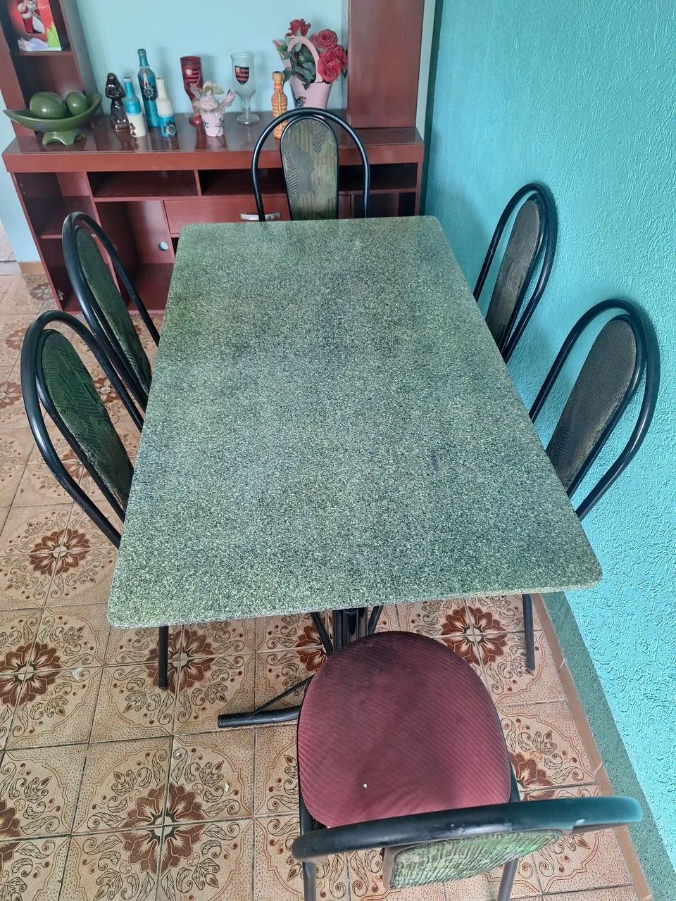 Mesa de mármore com 6 cadeiras