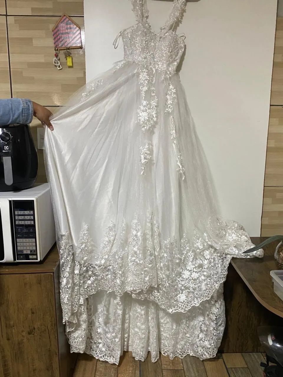 Vestido de Noiva Branco com Renda, Pérolas e Aplicações - P/M - Foto 3