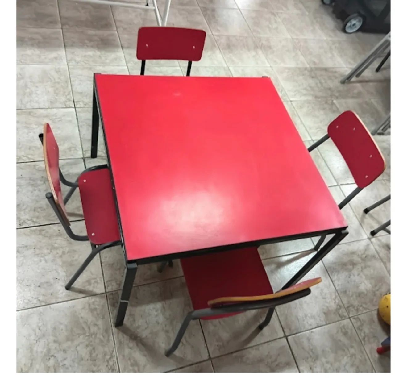 Mesa com 4 cadeiras (infantil)