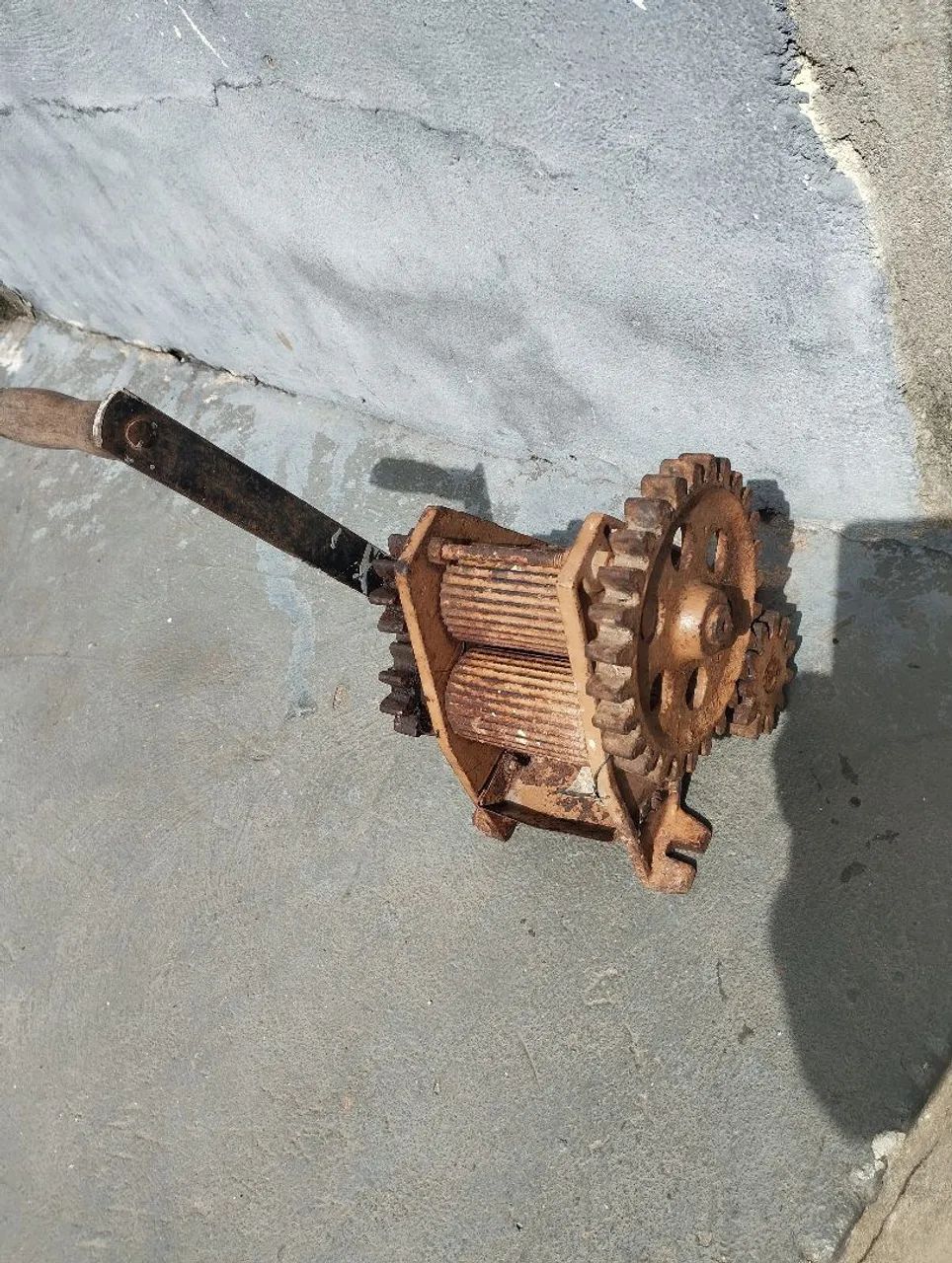 Engenho manual antigo pra moer cana 3 moendas. - Foto 5