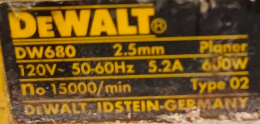 Plaina elétrica dewalt dw-680 - Foto 4