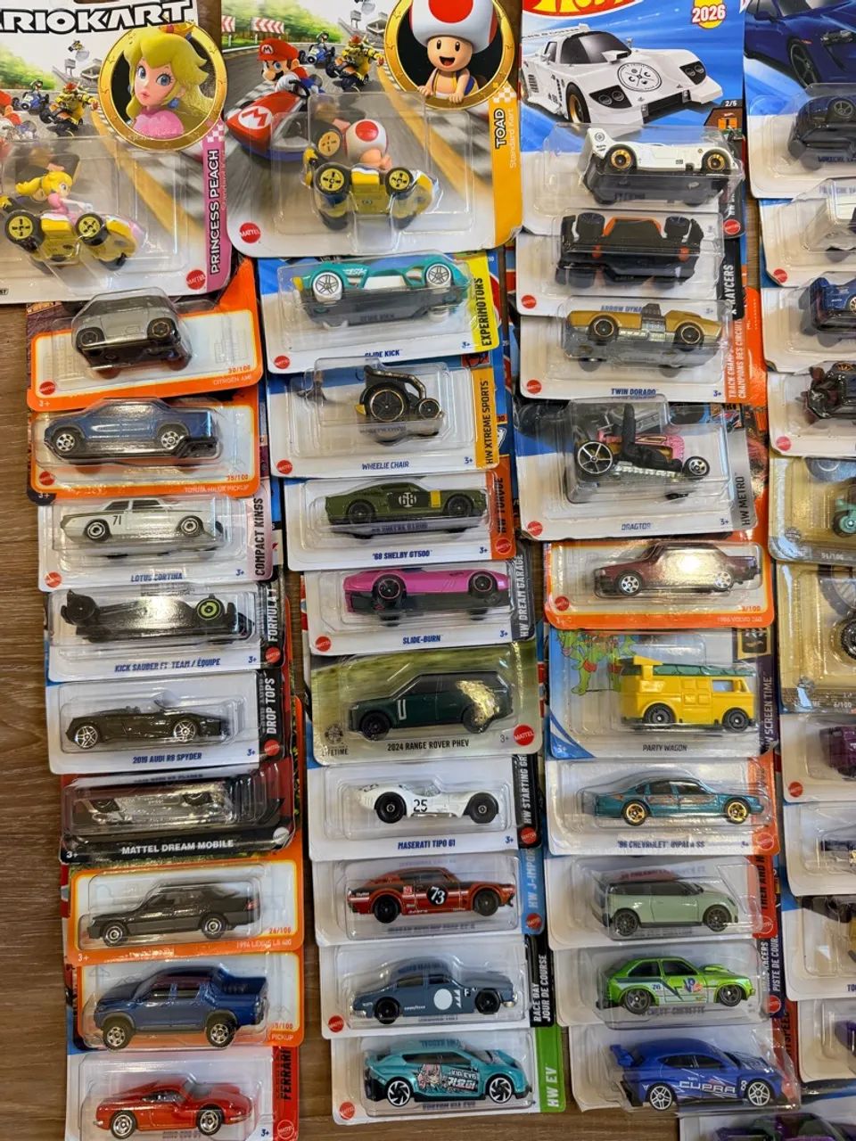 Lote com 82 Hot Wheels e Matchbox - Foto 2