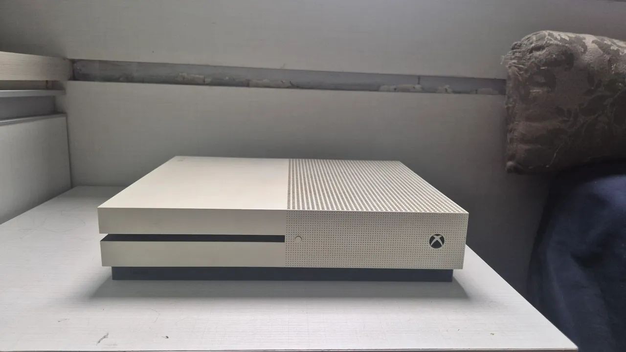 Xbox ONE S 1Tb  - Foto 2