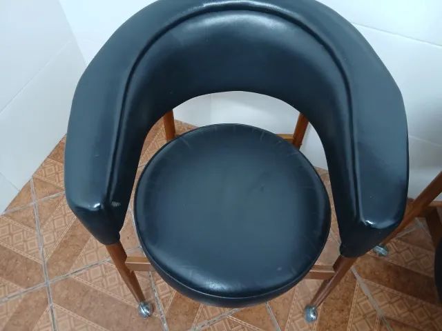 Cadeira executiva com base fixa e rodízios - Foto 5