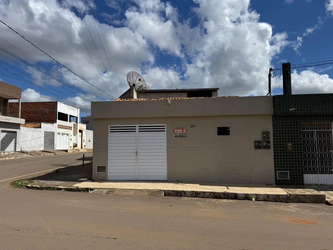 Vende-se casa de esquina - Glória 