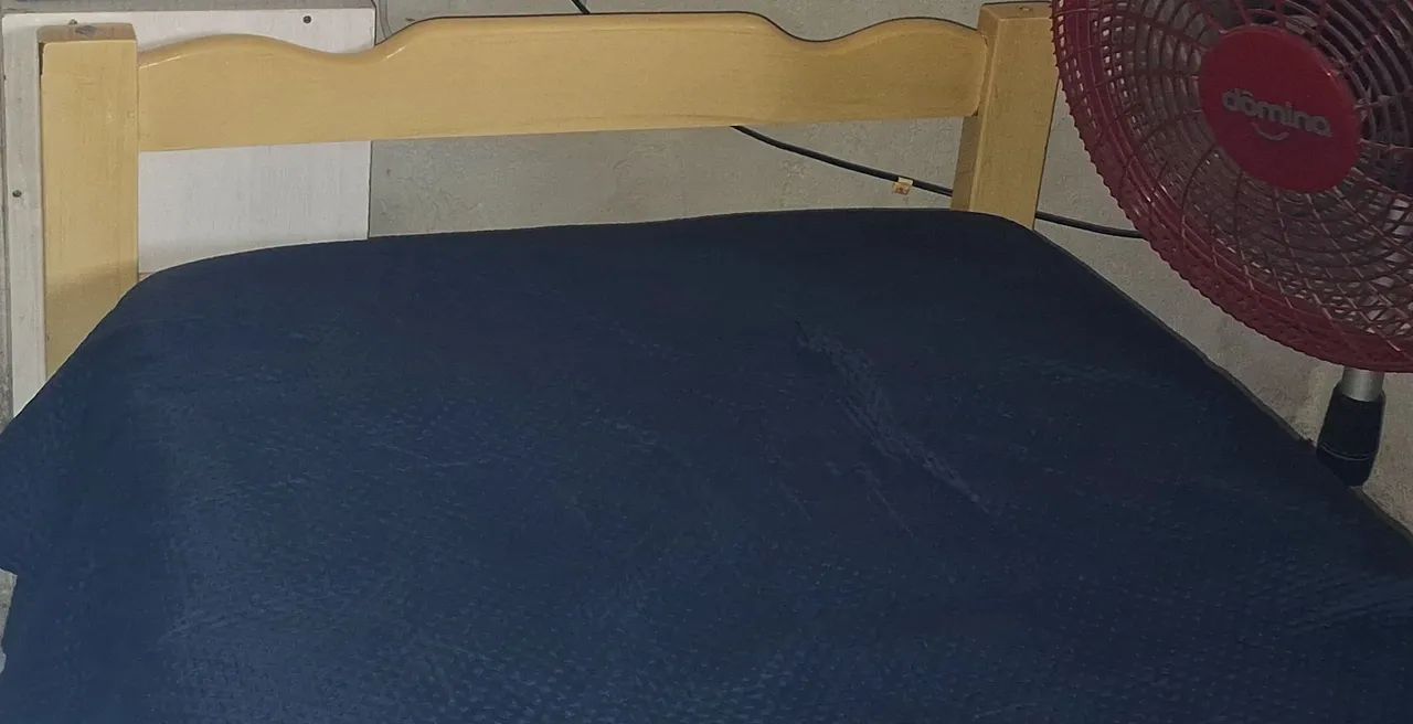 Vendo cama de madeira solteiro