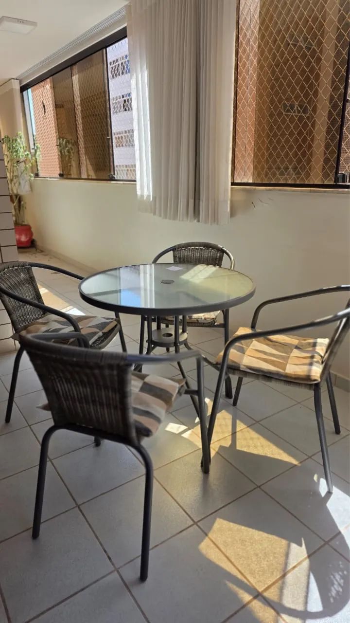 Mesa e cadeiras