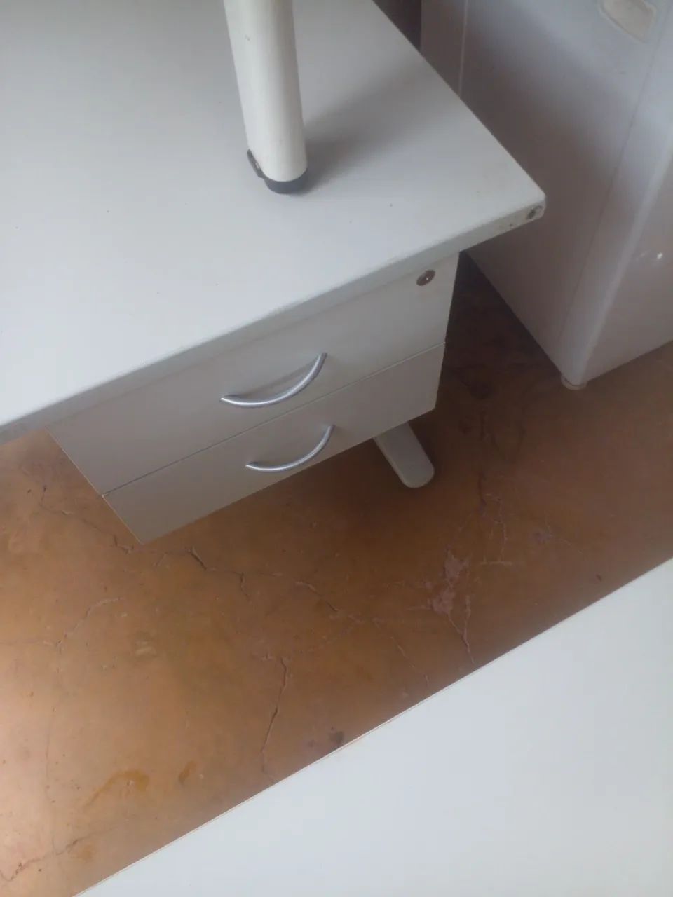 Mesa para escritório base em aço com duas gavetas (não entrego) - Foto 5