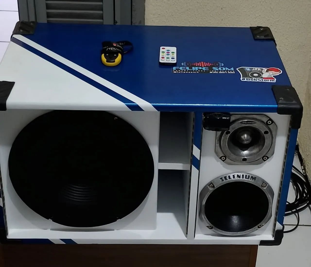 Vendo uma caixa de som 