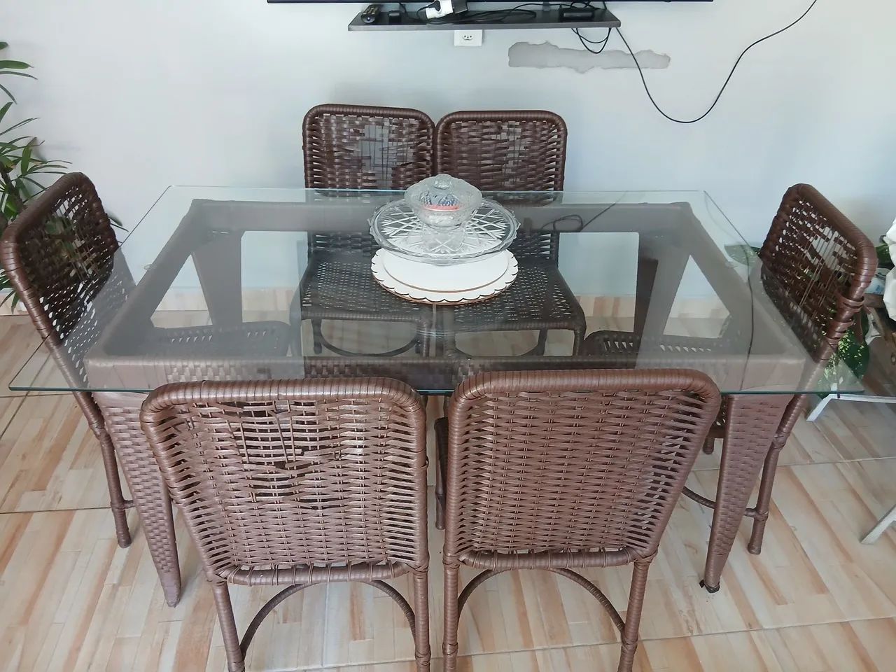 Mesa de janta semi nova precisando reforma nas cadeiras  - Foto 5