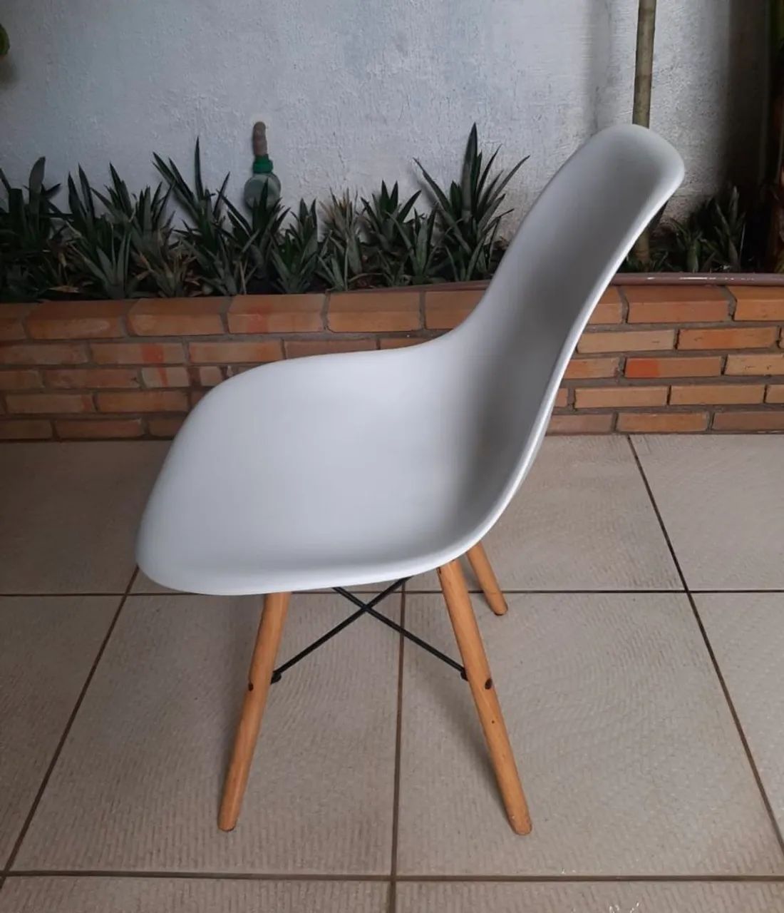 Cadeira de plástico com os pés de madeira.  Produto usado  - Foto 2