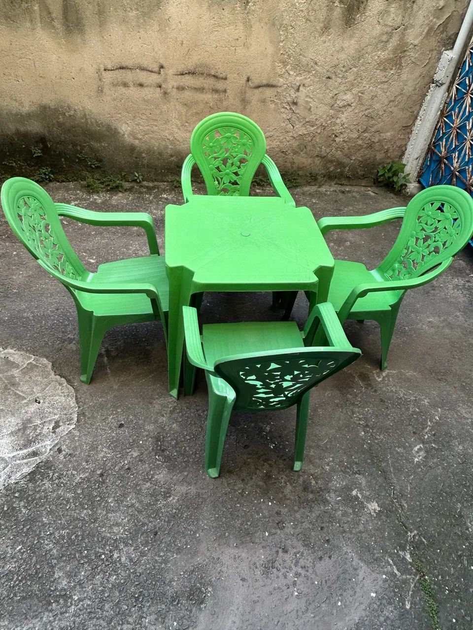 Jogo de mesa de plástico com 4 cadeiras  - Foto 2