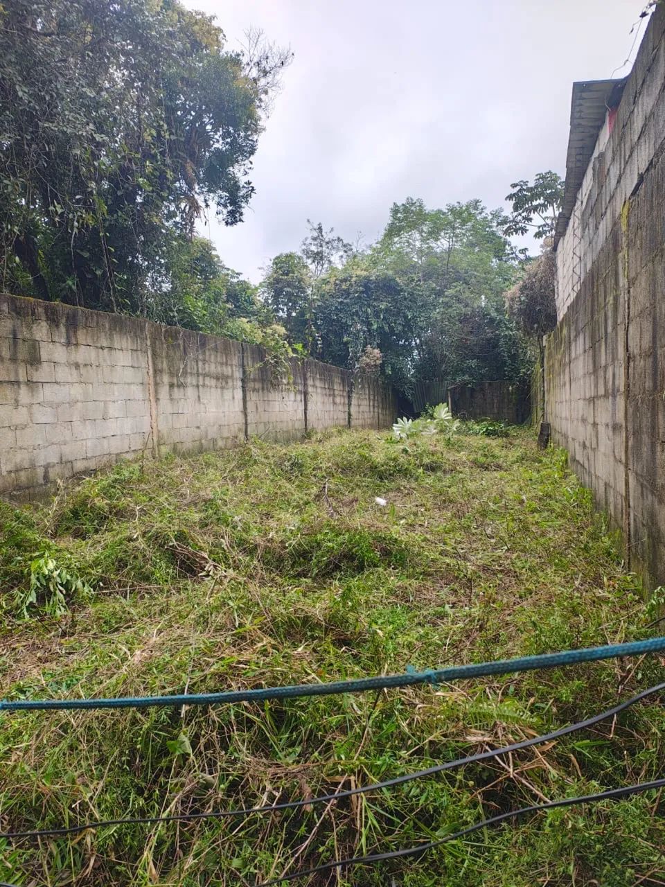 Vende se terreno já murado 