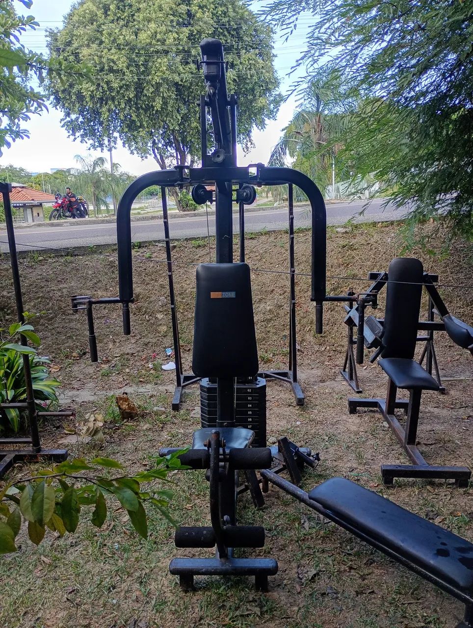 Máquina de exercícios e pesos 
