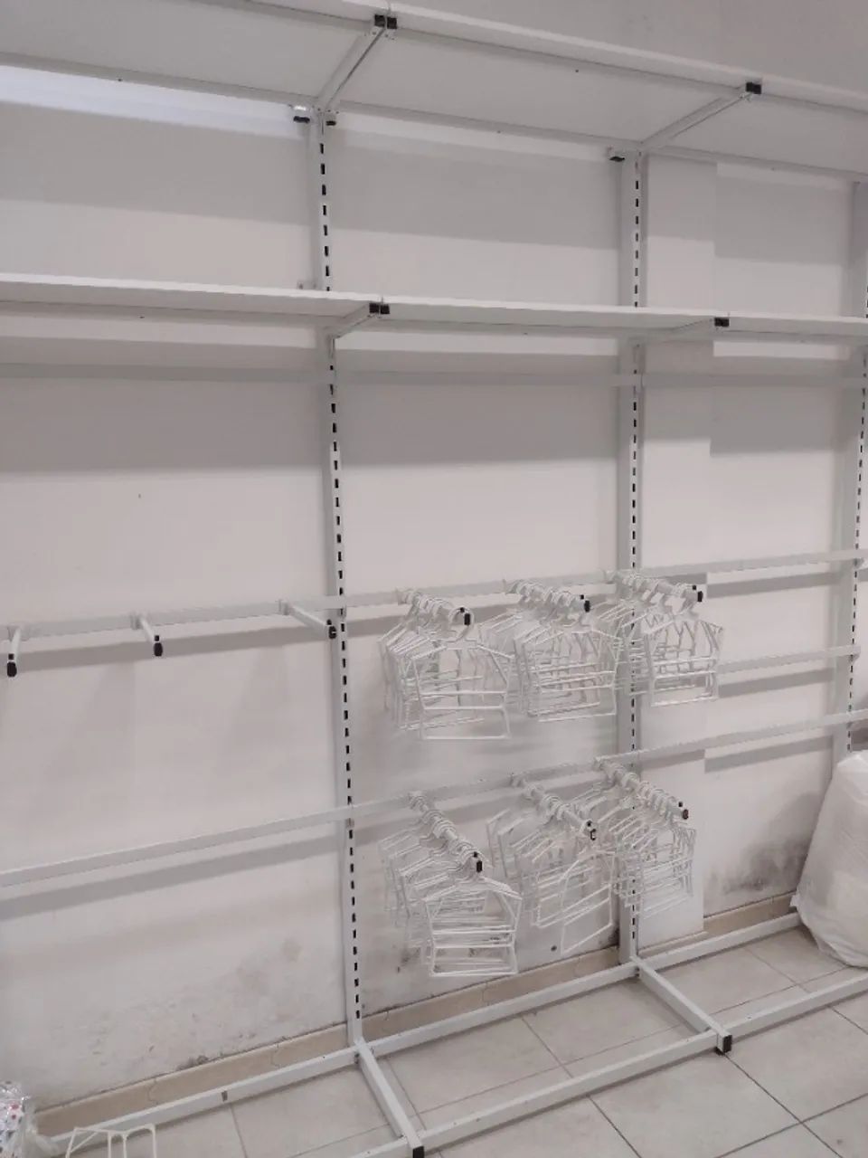 INSTALAÇÃO PARA LOJA de ROUPA INFANTIL PRATELEIRAS BALCÕES CABIDEIROS - Foto 3