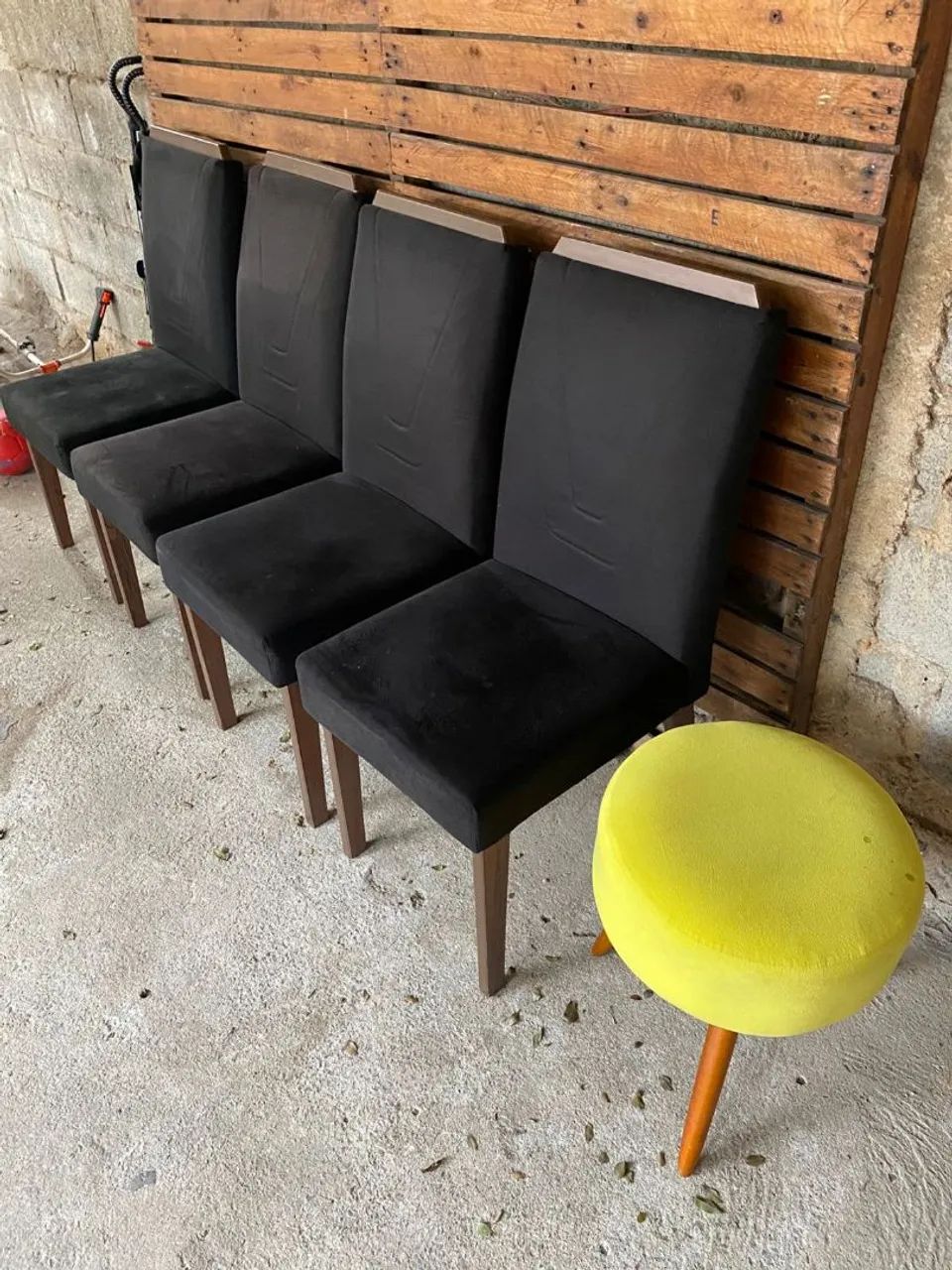 Conjunto de 4 cadeiras + Puff Retro +6 capas R$250,00