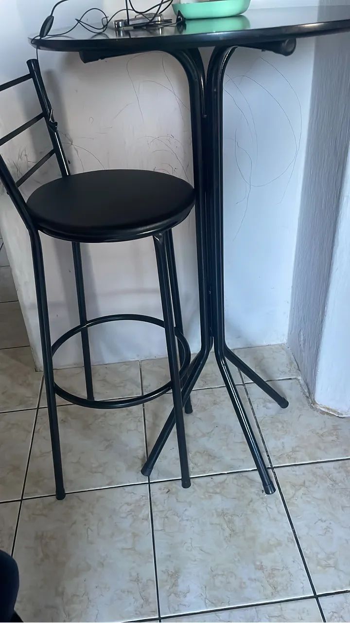 Mesinha e bancos - Foto 3