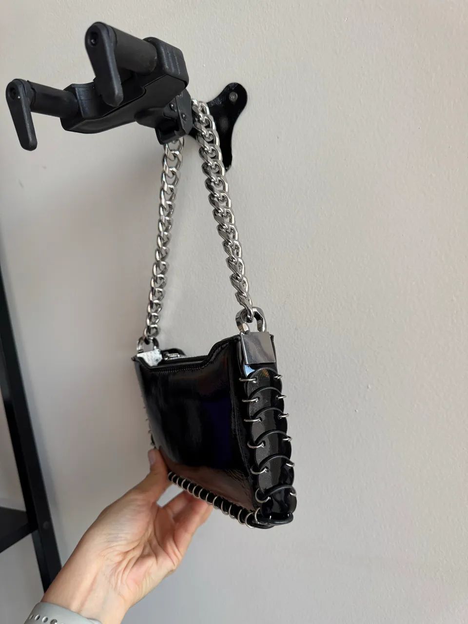 Bolsa Preta de Verniz com Alça de Corrente Prateada - Foto 2