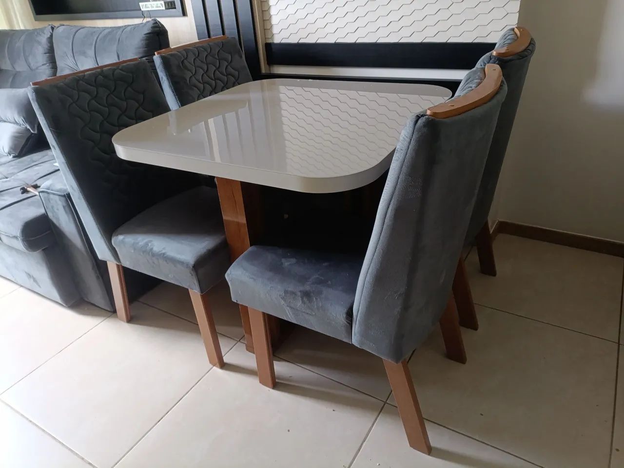 Mesa de jantar 100% MDF com 4 cadeiras veludo  - Foto 2