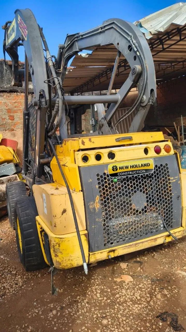 Mini Carregadeira New Holland L225 para revisar ou retirar peças  - Foto 3