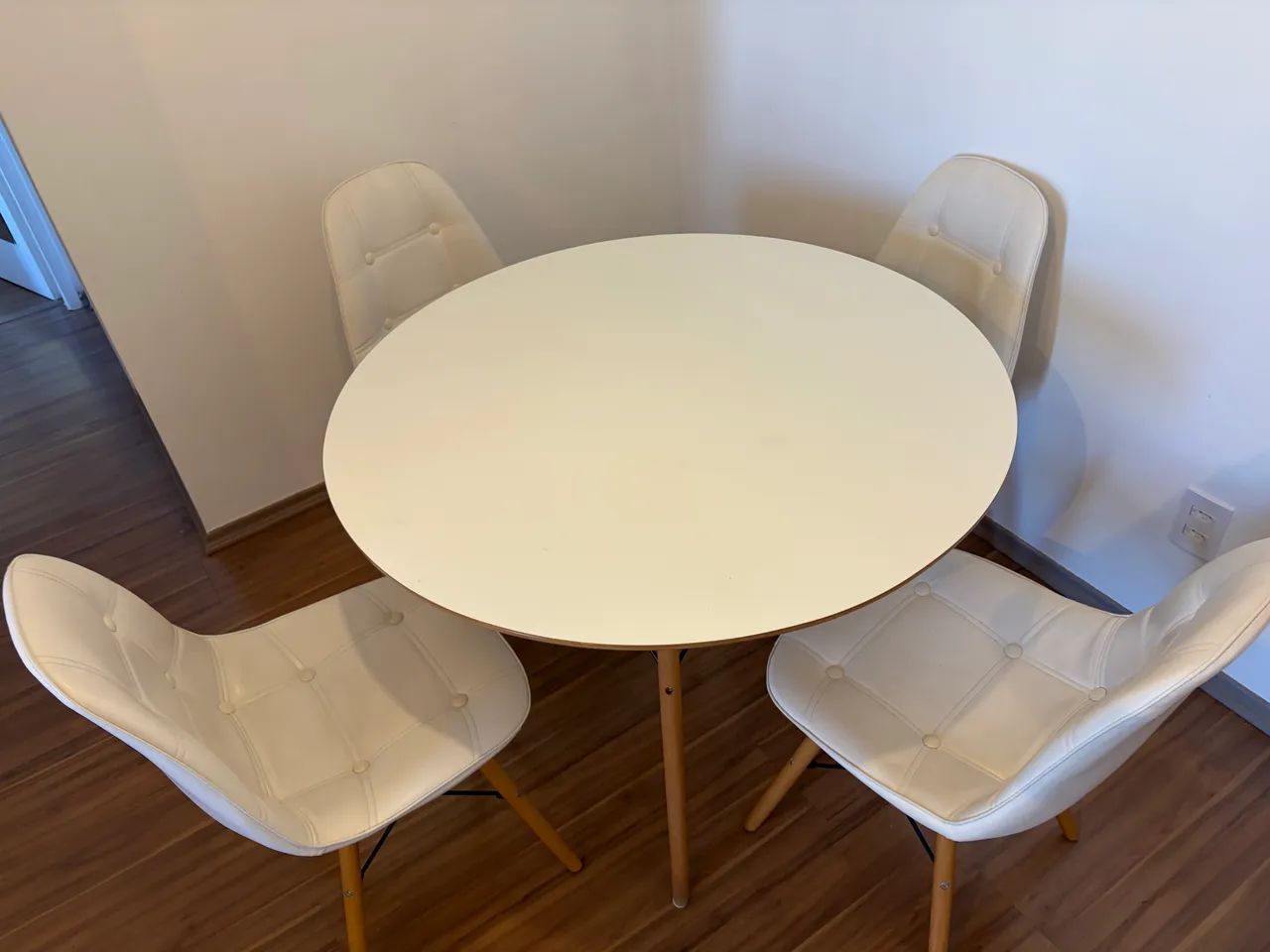 Conjunto Mesa de Jantar c 4 Cadeiras em perfeito Estado Modelo EAMES EIFFEL  - Foto 2