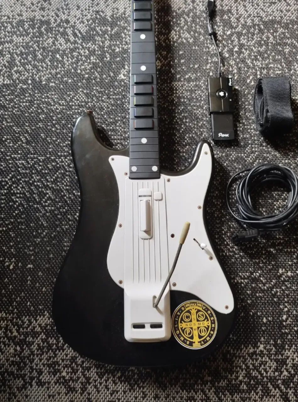 Guitarra em Madeira e Tamanho real ps2.ps3 e pc