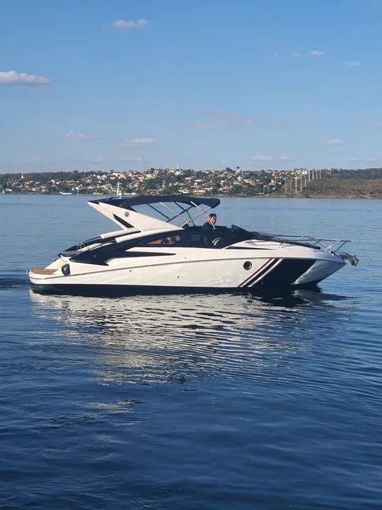 Lancha Royal Mariner 270 cabinada ano 2018.