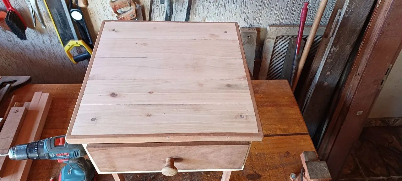 Mesa de cabeceira com Gaveta - Madeira Maciça - Foto 4