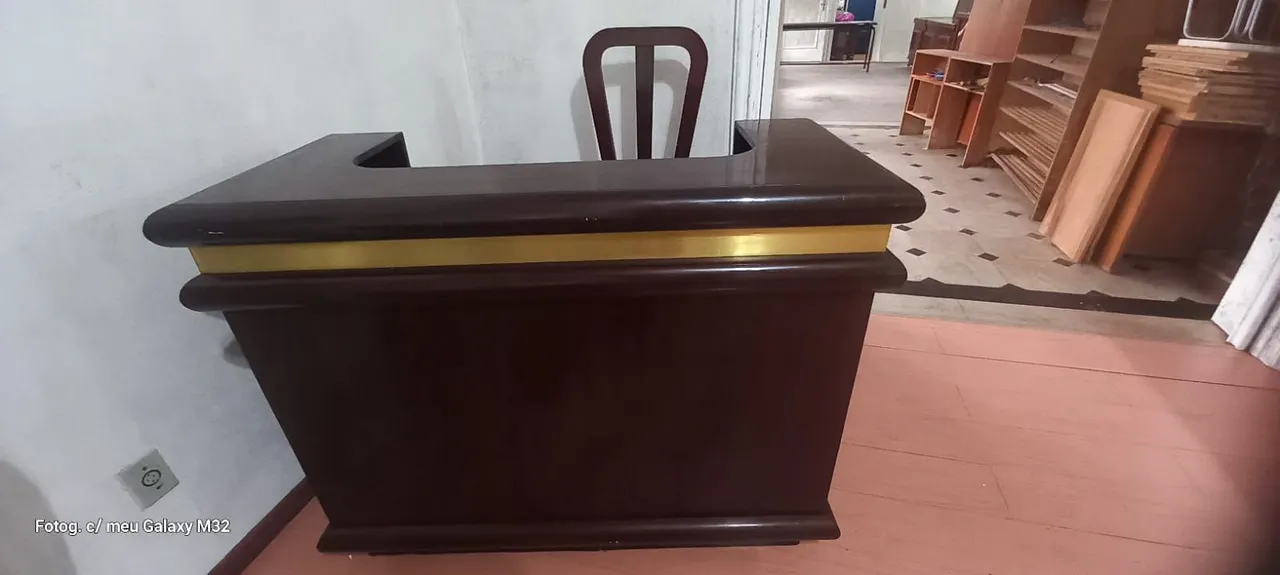 Balcão de mogno maciço