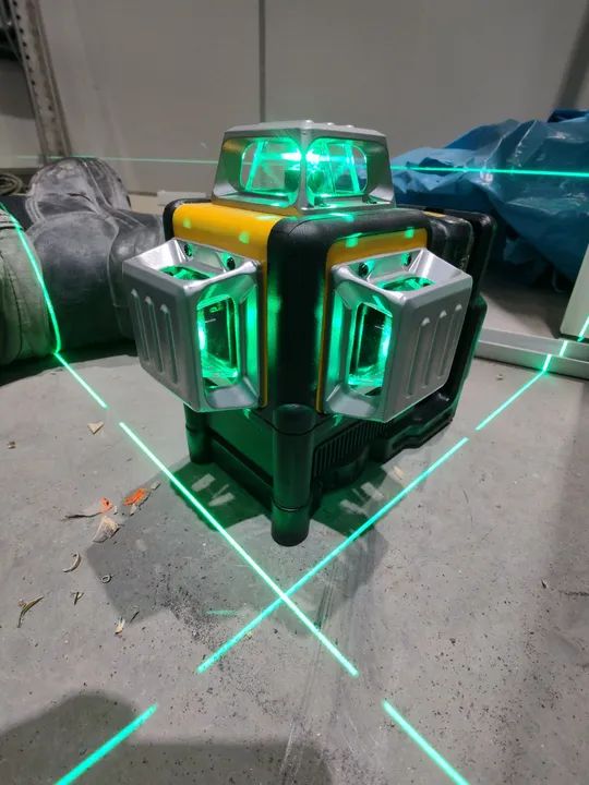 Nível laser 12 linhas Semi novo a bateria 12v