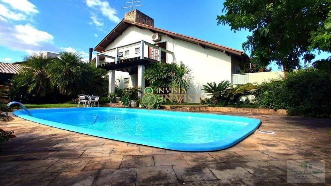À venda no bairro Carianos! 267m² construídos, piscina privativa, churrasqueira, hidromass