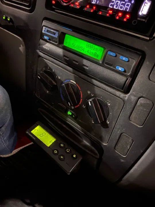 Vendo  Acello 915c 2011 com baú frigorífico canelado  - Foto 10