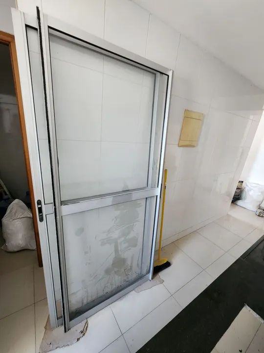 PORTA DE ALUMÍNIO COM VIDRO