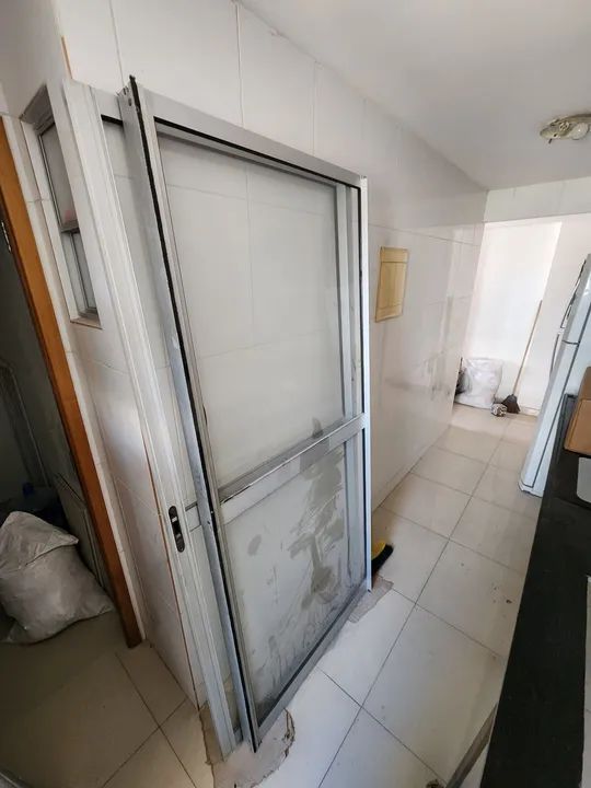 PORTA DE ALUMÍNIO COM VIDRO - Foto 2